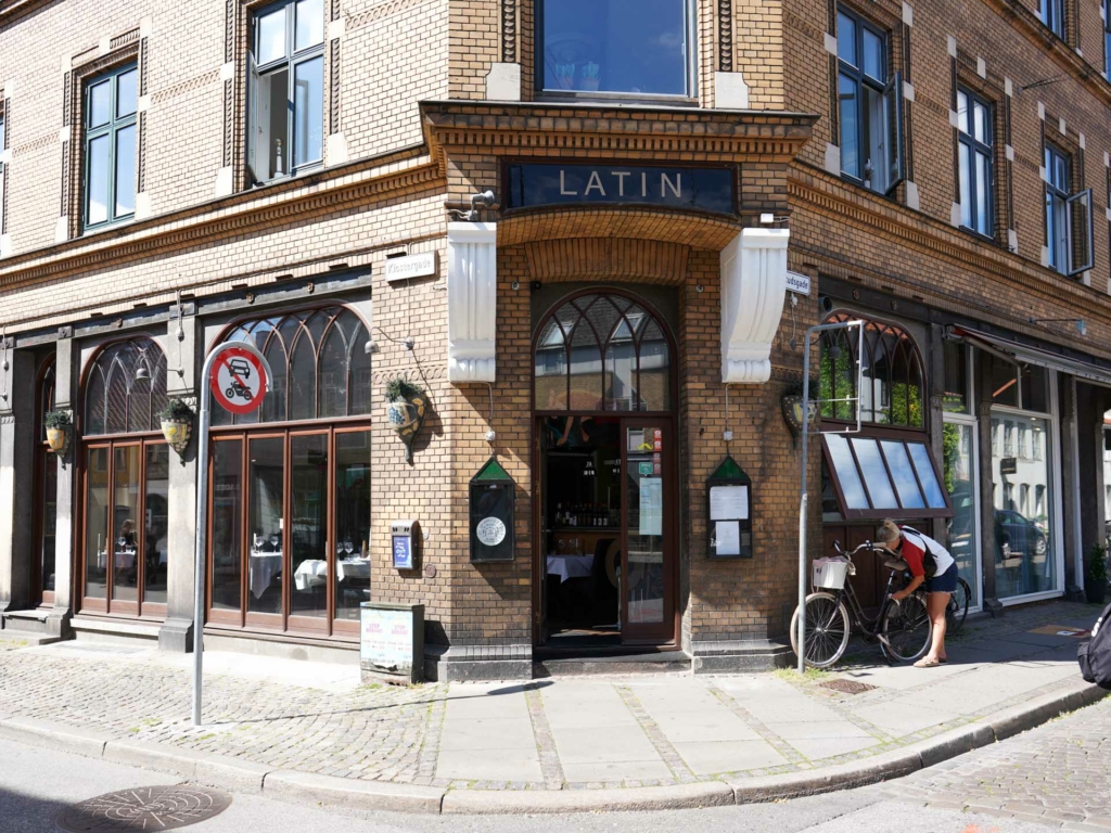 Restaurant Latin set fra gaden en sommerdag