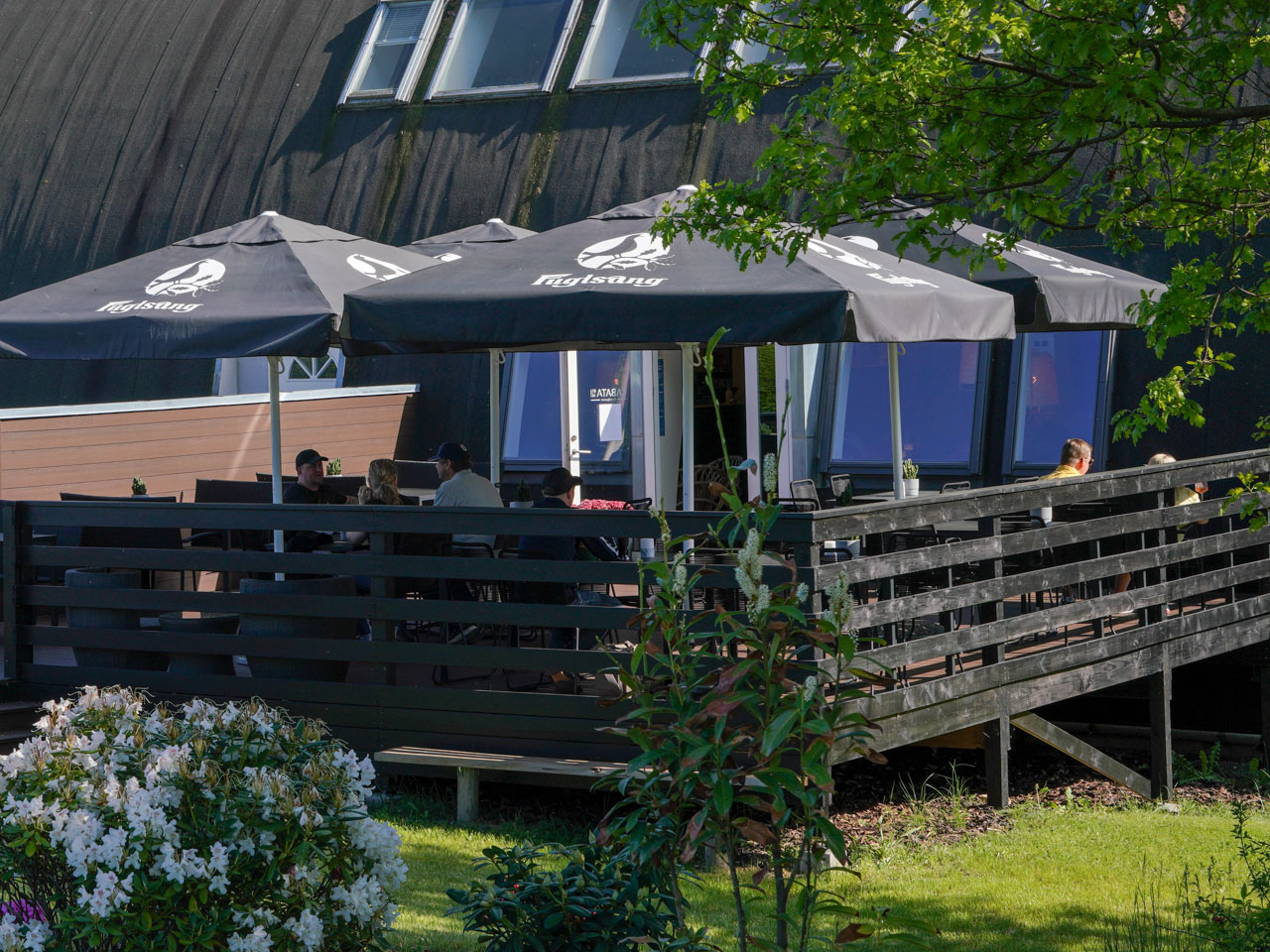 Den udendørs terrasse hos Tabata Foodpoint