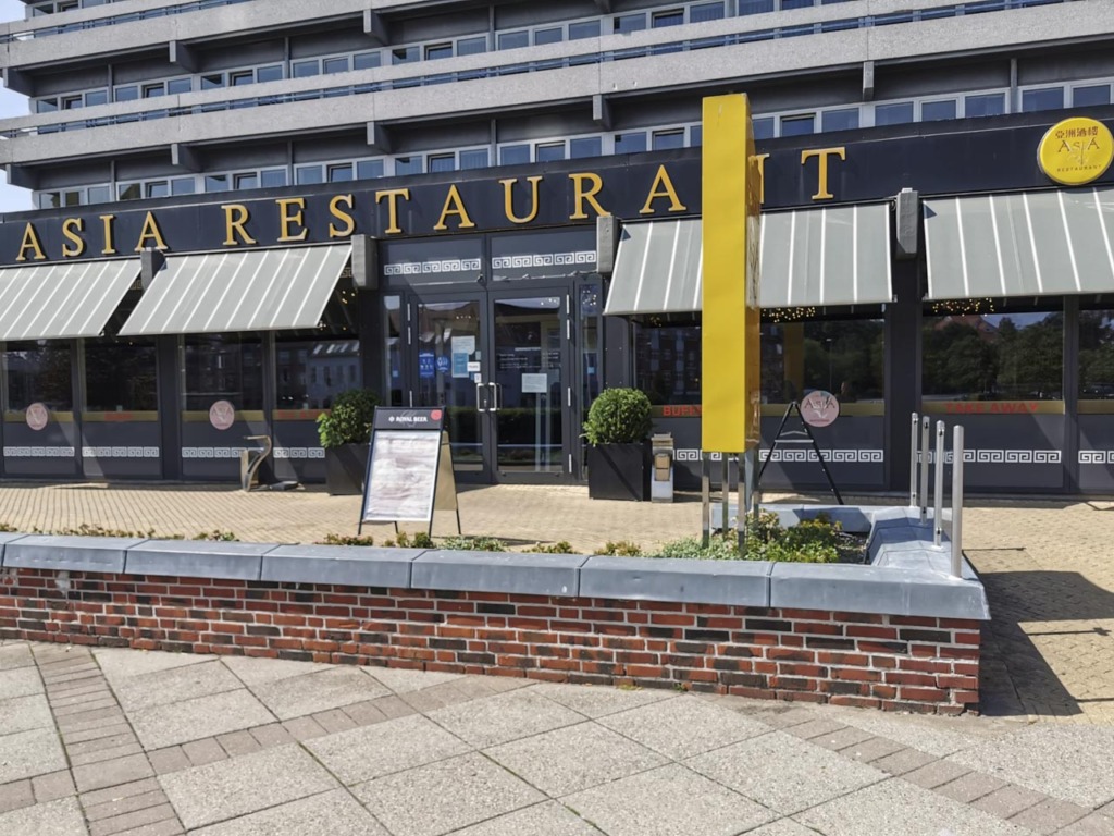 Asia Restaurant p&aring; Viby Torv set udefra torvet