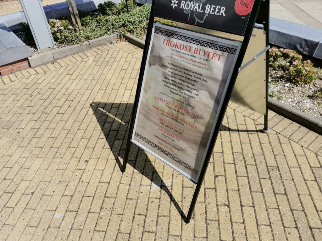 Et skilt med frokost buffet hos Asia Restaurant på Viby Torv