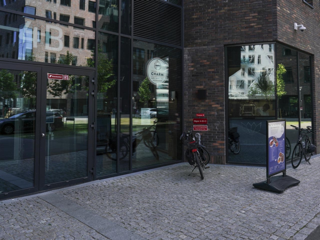 Charm på Aarhus &Oslash; set udefra - umiddelbart ligner der ikke en takeaway udefra, men det er det