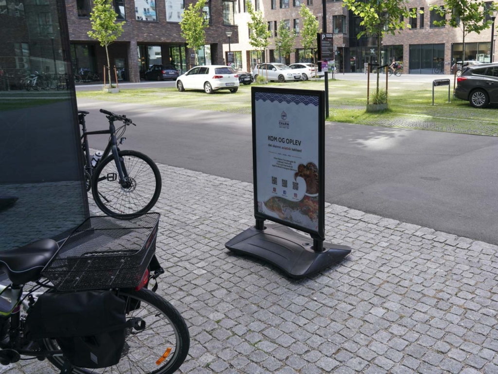 Gr&oslash;nne parkeringspladser foran Charm på Aarhus &Oslash;