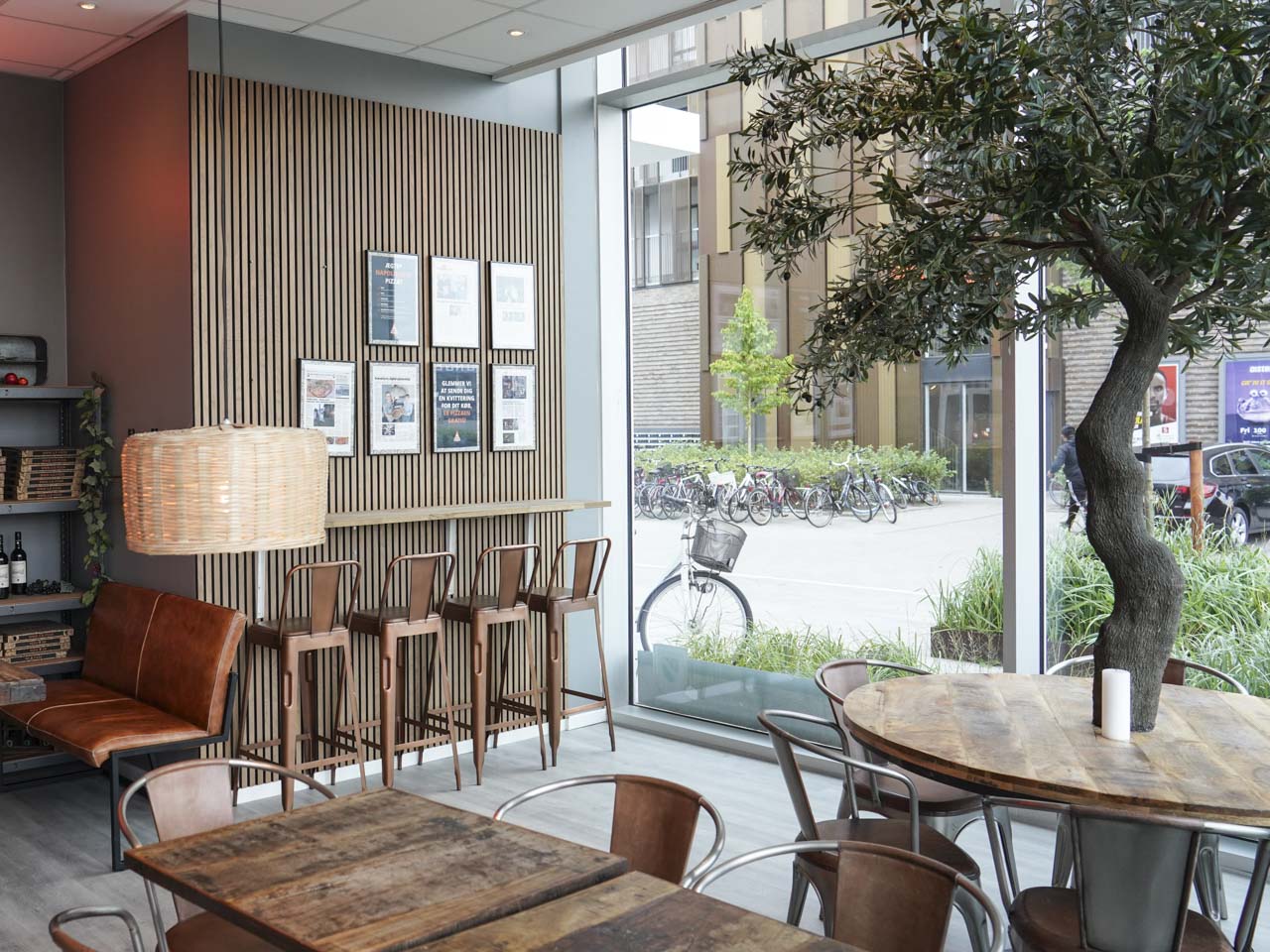 Der er pænt med siddepladser hos Ild.Pizza i Åbyhøj