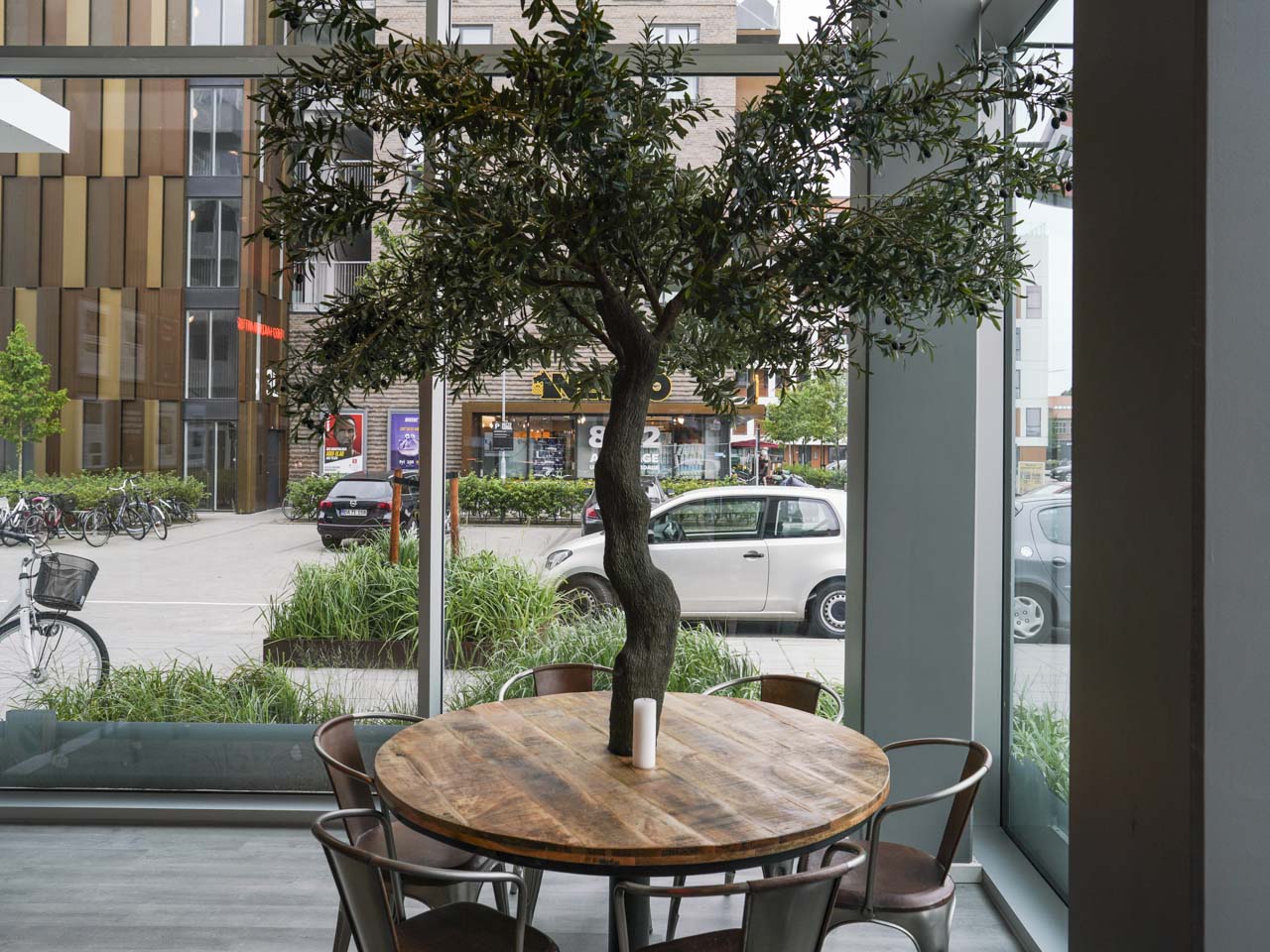 Et bord med seks stole hos Ild.Pizza i Åbyhøj