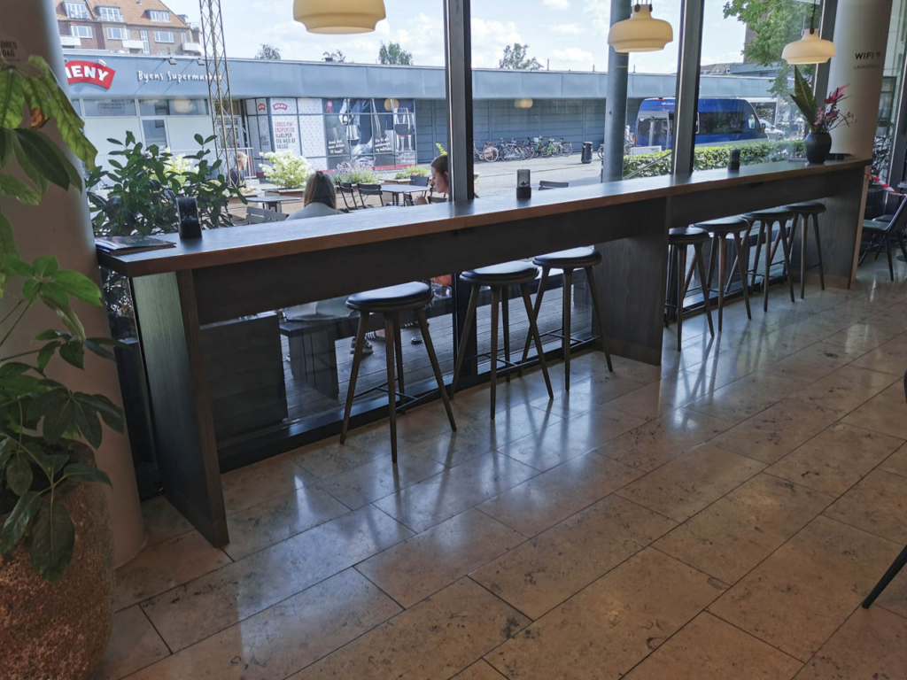 H&oslash;jborde og stole med udsigt til Meny - Lagkagehuset - Langen&aelig;s Allé