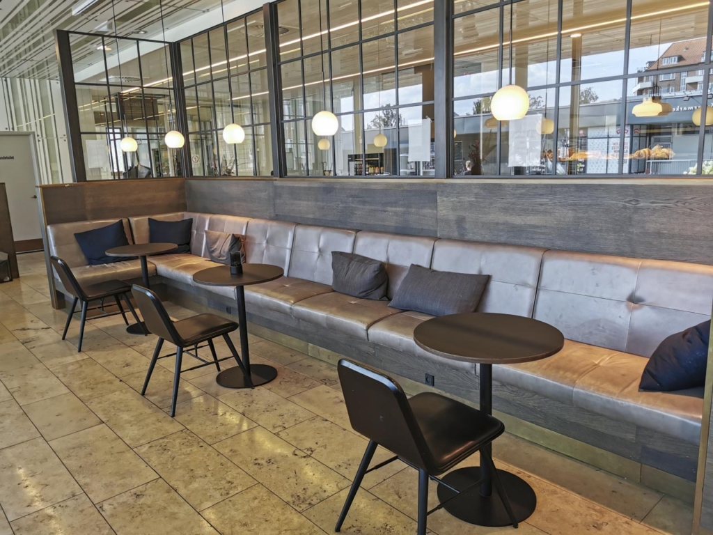 Man sidder godt i caf&eacute;en hos Lagkagehuset - Langen&aelig;s Allé