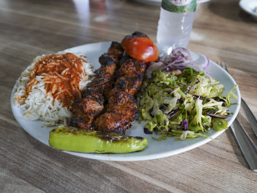 En tyrkisk grillret med ris, salat og fladbrød hos Saray Kebab i Hasle