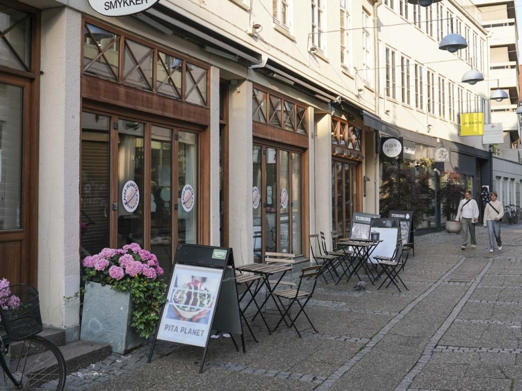 Pita Planet set udefra gaden en sommerdag