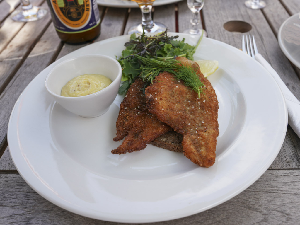 Pandestegte r&oslash;dsp&aelig;ttefilet i g&aring;rdhaven hos Restaurant G&aelig;stgiverg&aring;rden