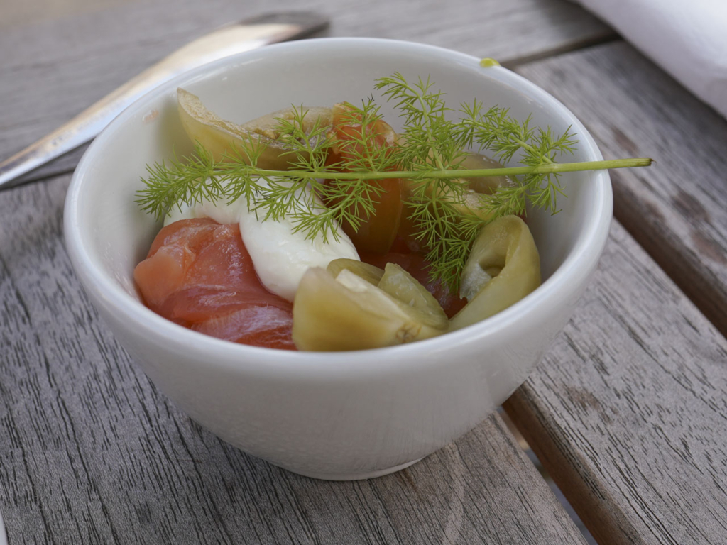 R&oslash;get laks til frokost hos Restaurant G&aelig;stgiverg&aring;rden