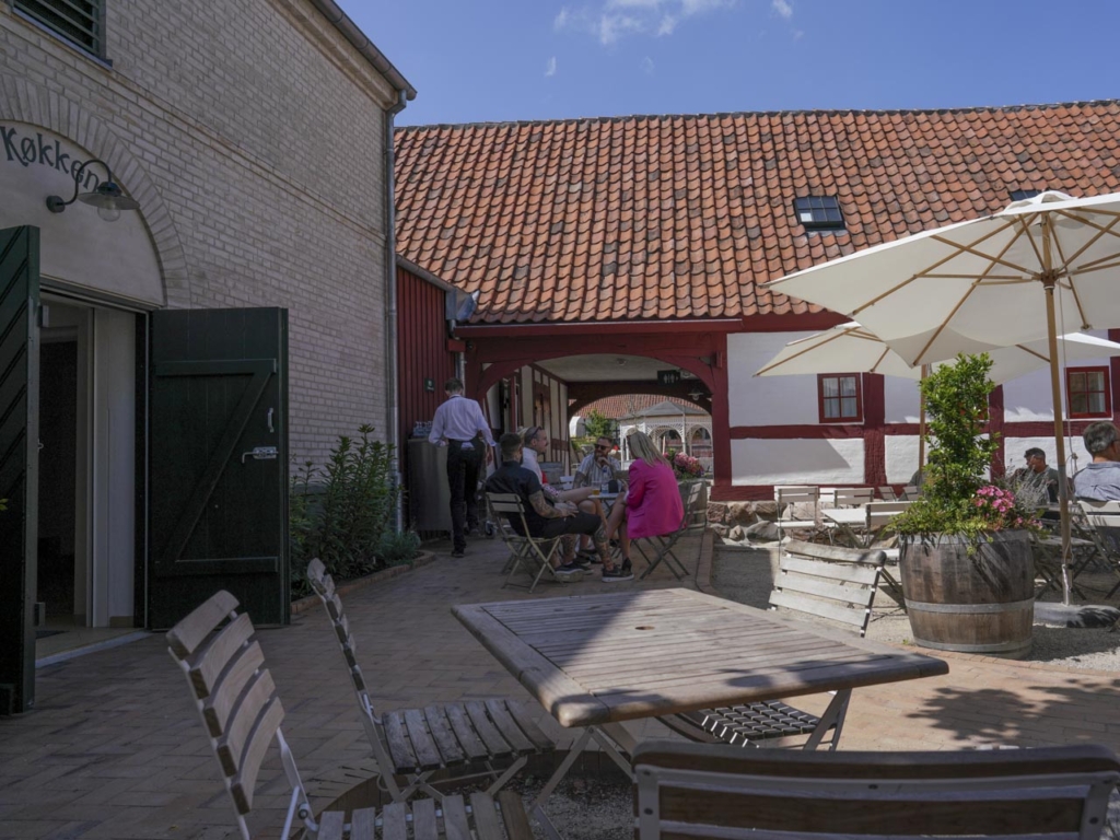 Den smukke brostensbelagte g&aring;rdhave hos Restaurant G&aelig;stgiverg&aring;rden