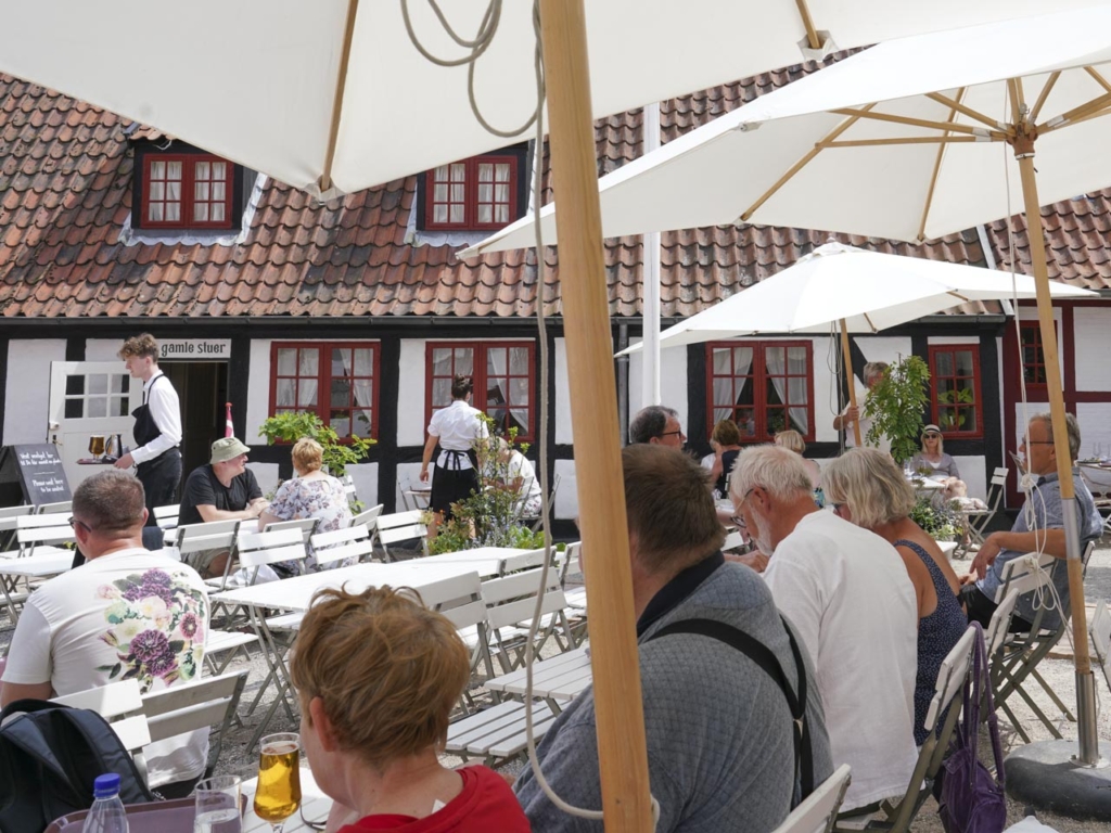 G&aelig;ster i g&aring;rden en sommerdag hos Restaurant G&aelig;stgiverg&aring;rden