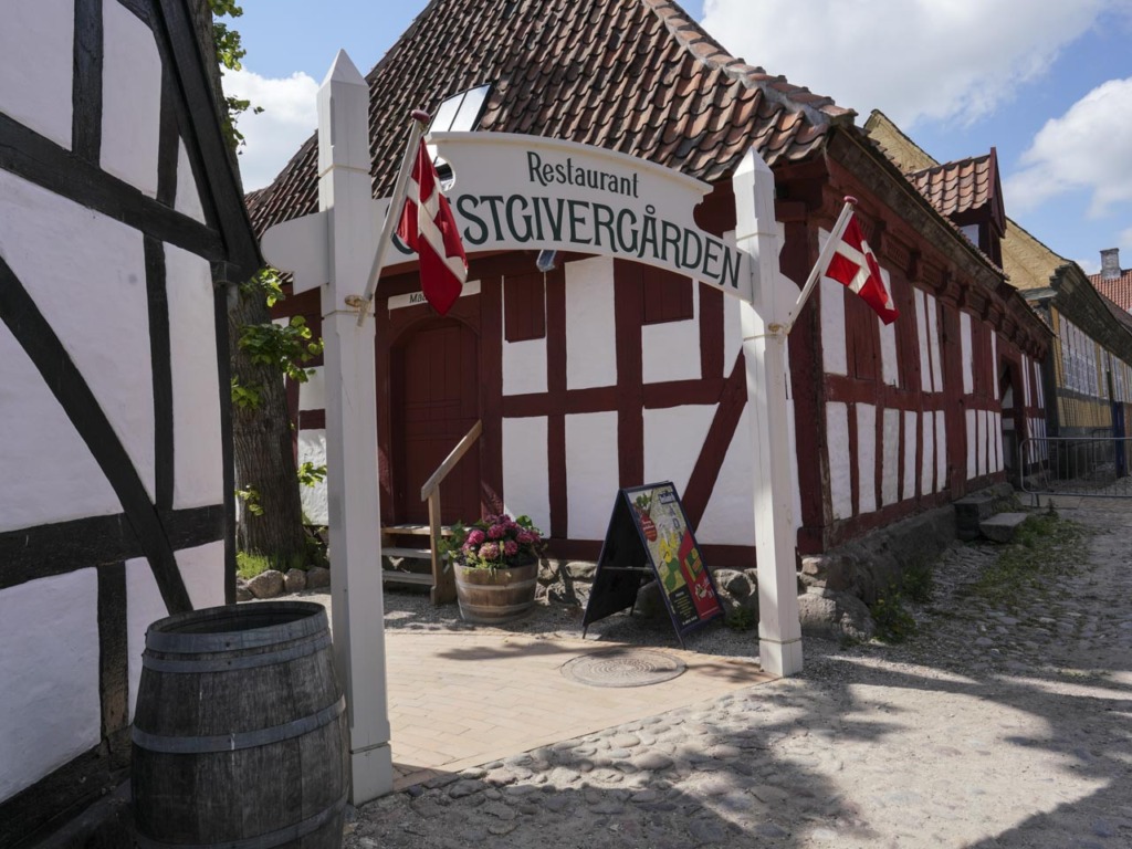 Restaurant G&aelig;stgiverg&aring;rden set udefra brostenene