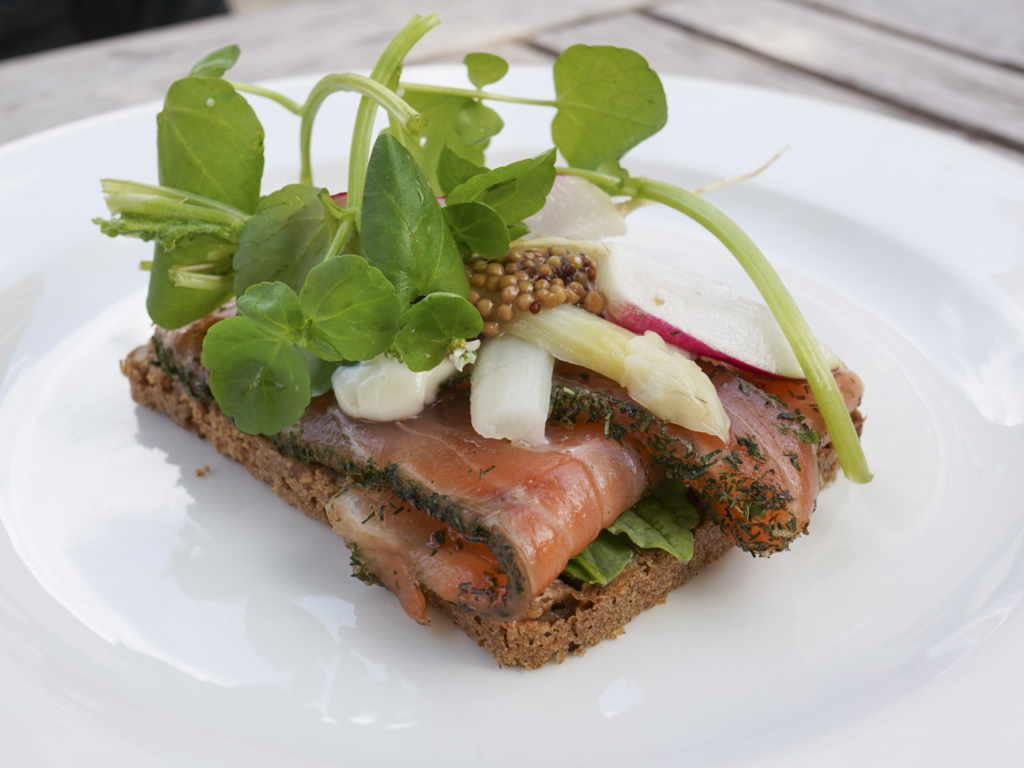 En stykke med graved laks hos Restaurant G&aelig;stgiverg&aring;rden