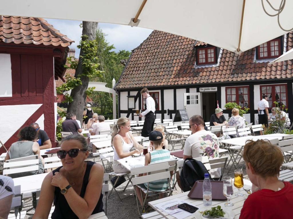 Restaurant G&aelig;stgiverg&aring;rden i Den Gamle By set fra g&aring;rdhaven af