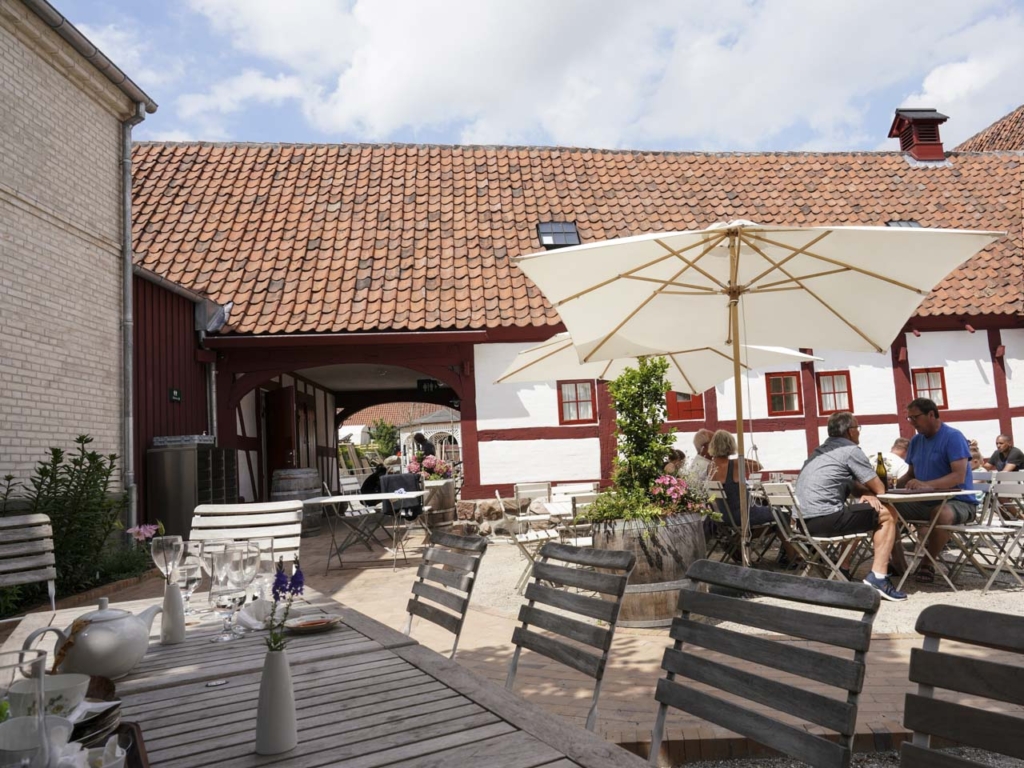 Restaurant G&aelig;stgivergården ligger i Den Gamle By