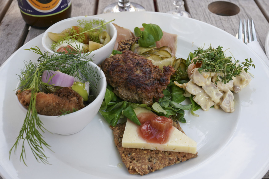 En frokkosttallerken hos Restaurant G&aelig;stgiverg&aring;rden i Den Gamle By