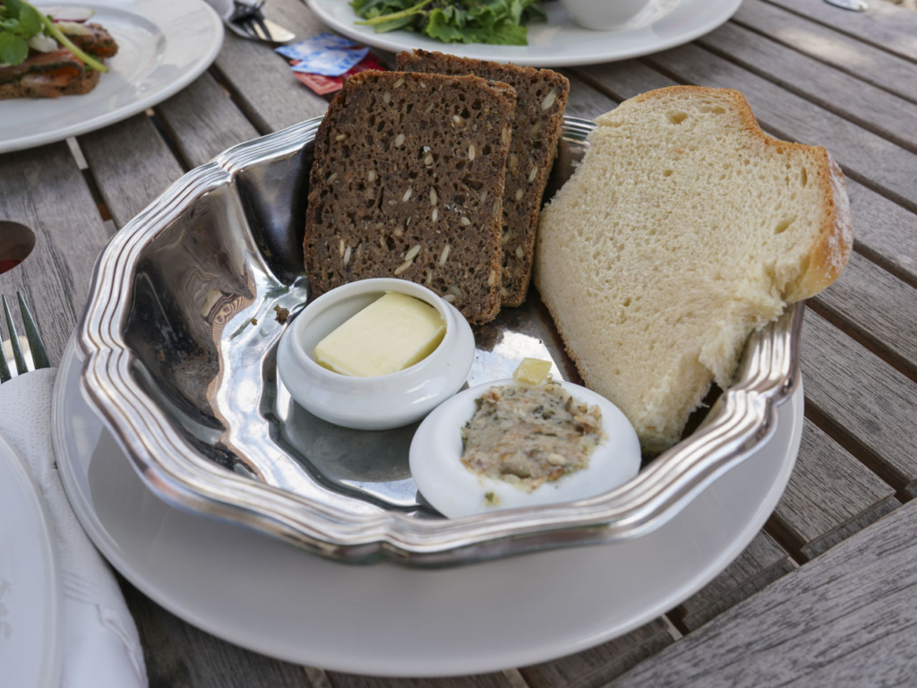 Brød, fedt og smør hos Restaurant Gæstgivergården