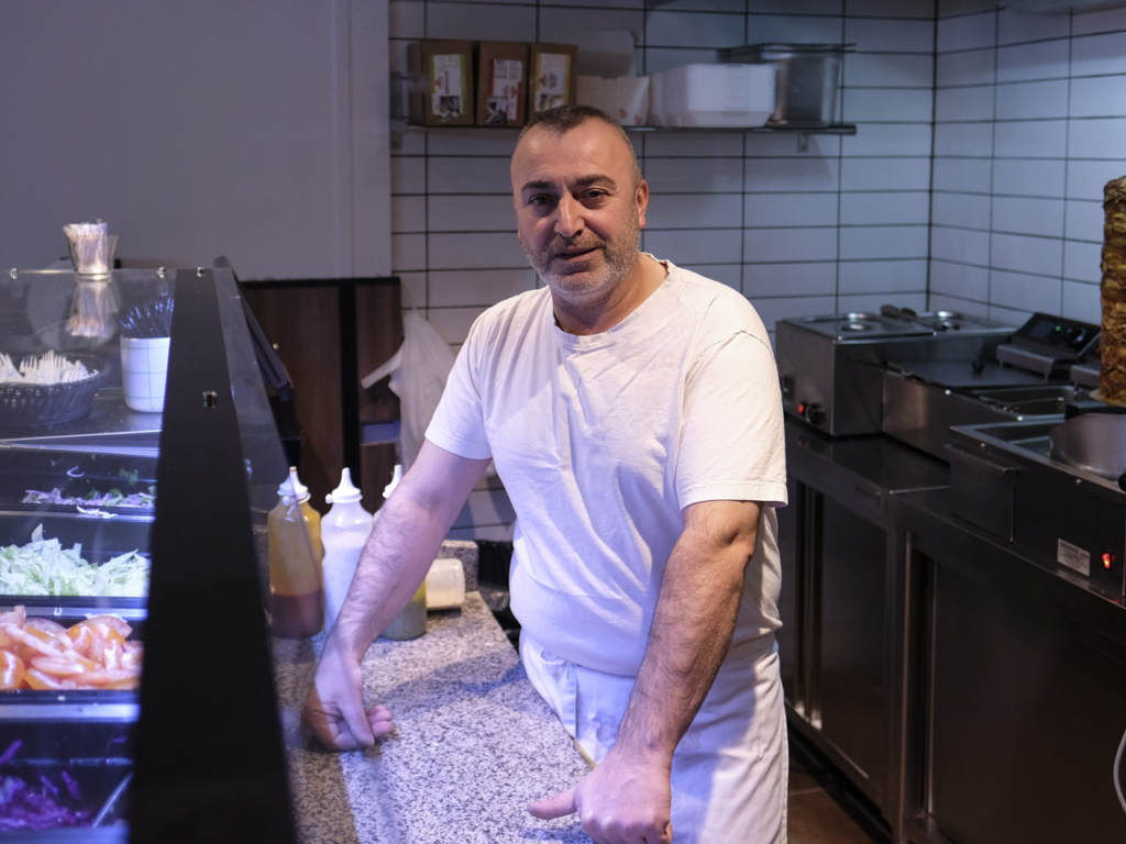 Her er ejeren af Shawarmamesteren, Hassib Kurdis, bag disken i den lille forretning i Guldsmedgade i Aarhus