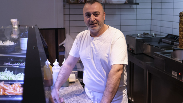 Her er ejeren af Shawarmamesteren, Hassib Kurdis, bag disken i den lille forretning i Guldsmedgade i Aarhus