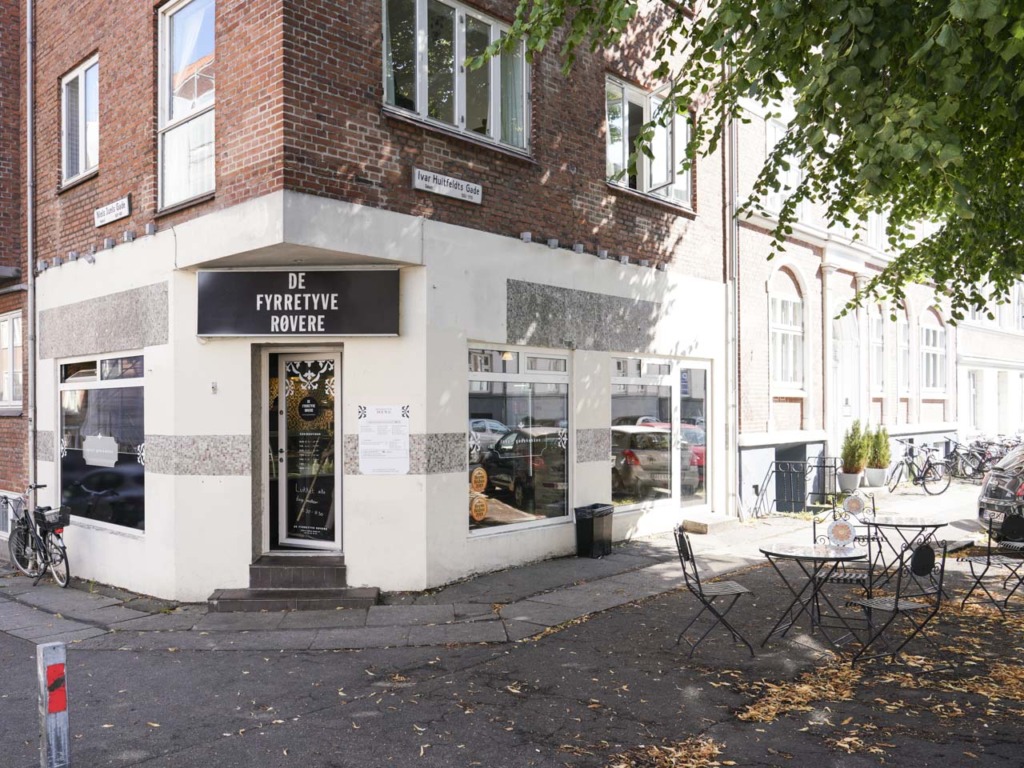 ​​De Fyrretyve R&oslash;vere Tr&oslash;jborg set udefra gade