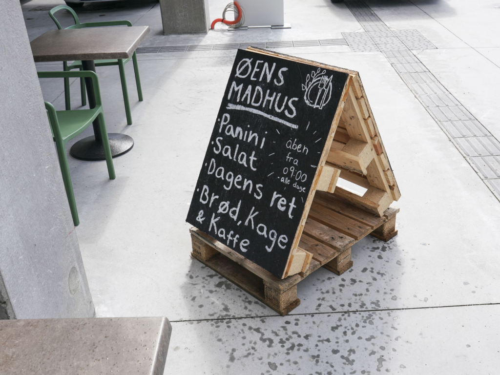 Et palleskilt hos &Oslash;ens Madhus p&aring; Aarhus &Oslash;