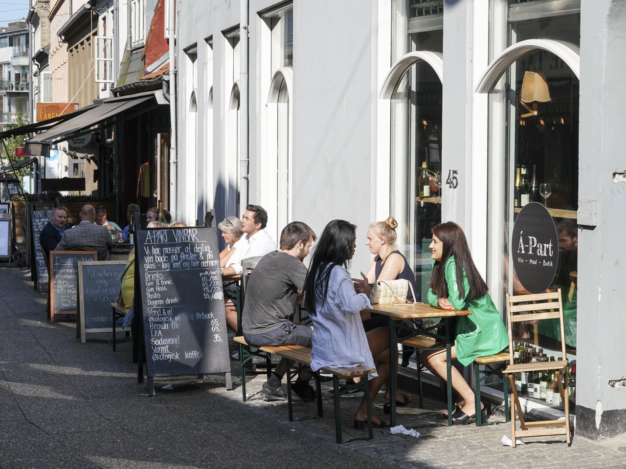 Á Part i Frederiksgade set udefra gaden af