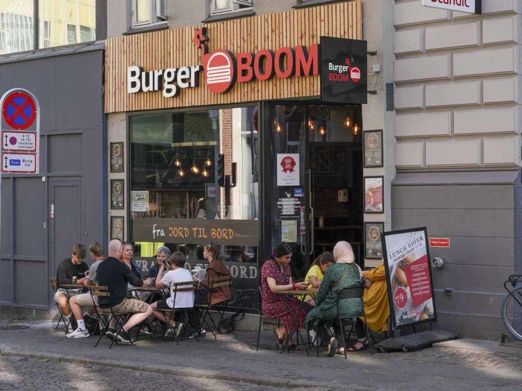 Burger BOOM i Østergade set udefra gaden af
