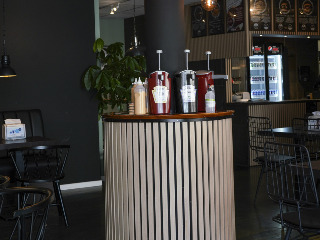 Her ser du bordet med gratis dip hos Burger BOOM p&aring; Tr&oslash;jborg