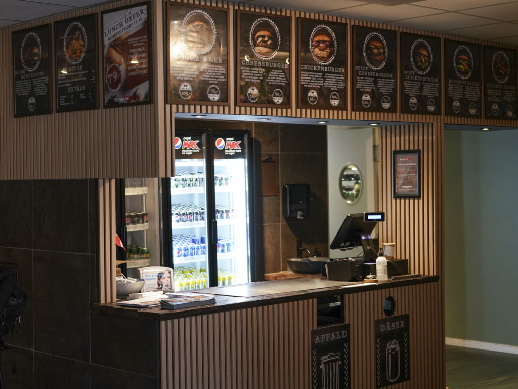 Burger BOOM p&aring; Tr&oslash;jborg set inde fra det inderste lokale