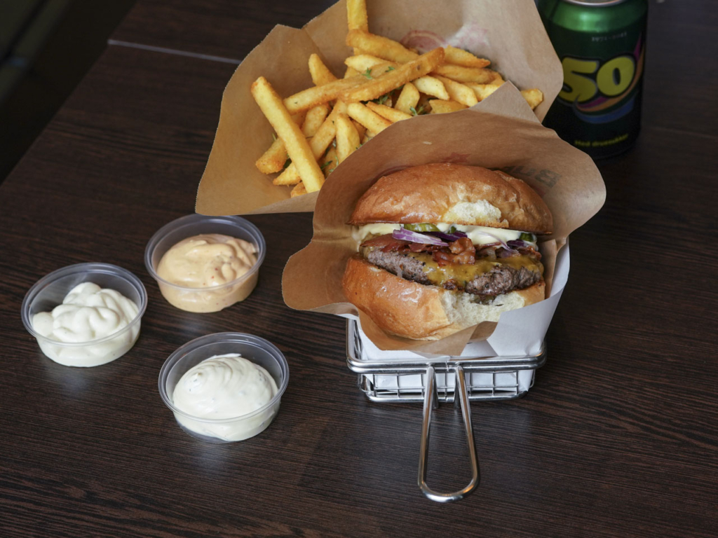 Cheeseburger med fritter hos Burger BOOM på Trøjborg