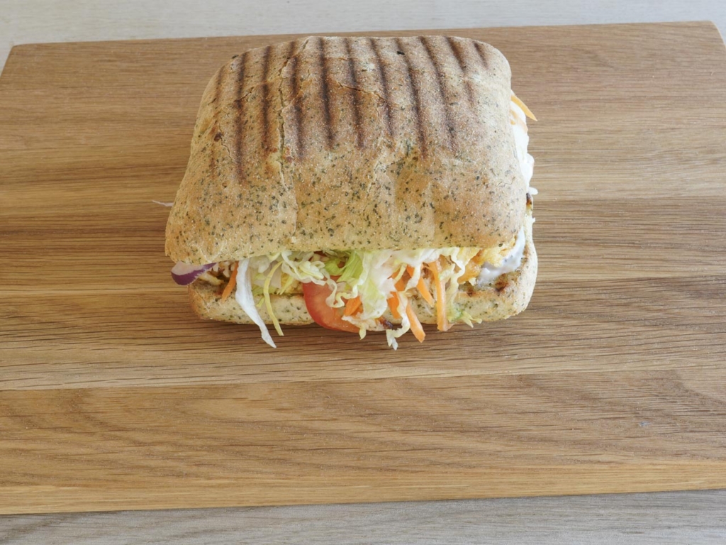 En lidt t&oslash;r sandwich med bake off br&oslash;d hos Café Skytten