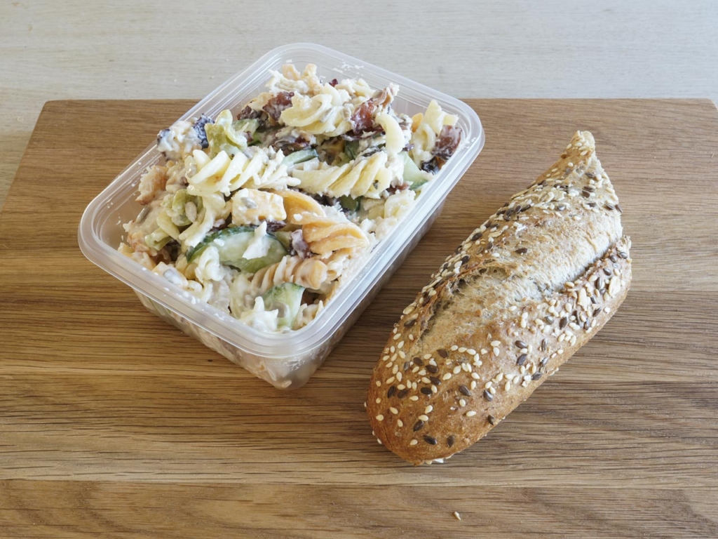 Pastasalat og br&oslash;d hos Café Skytten i Hasle