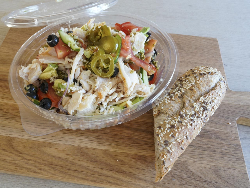 Kyllingesalat hvor intet er hjemmelavet hos Café Skytten i Hasle