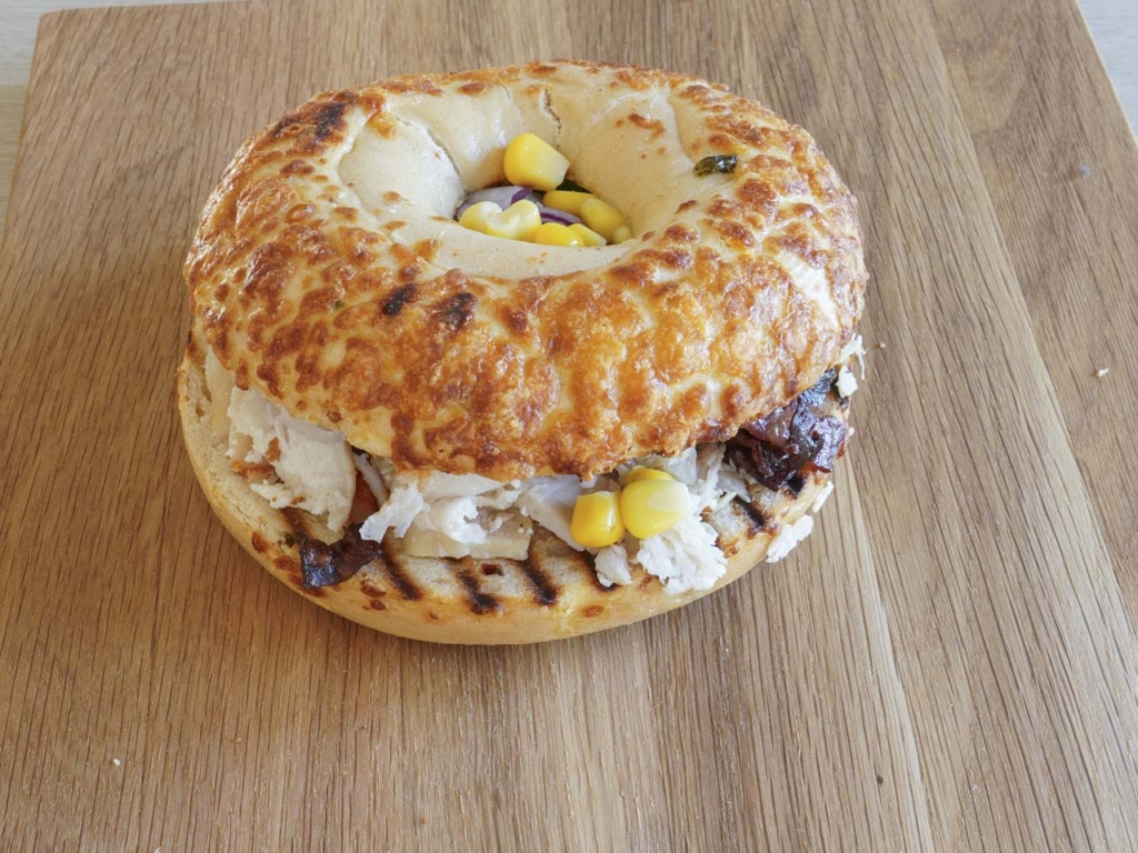 En nysmurt bagel hos Café Skytten i Hasle