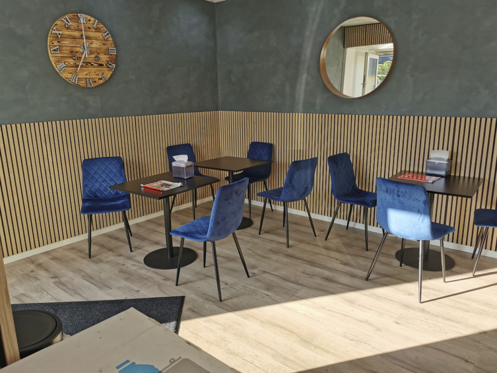 Der er relativ f&aring; siddepladser hos Café Skytten i Hasle