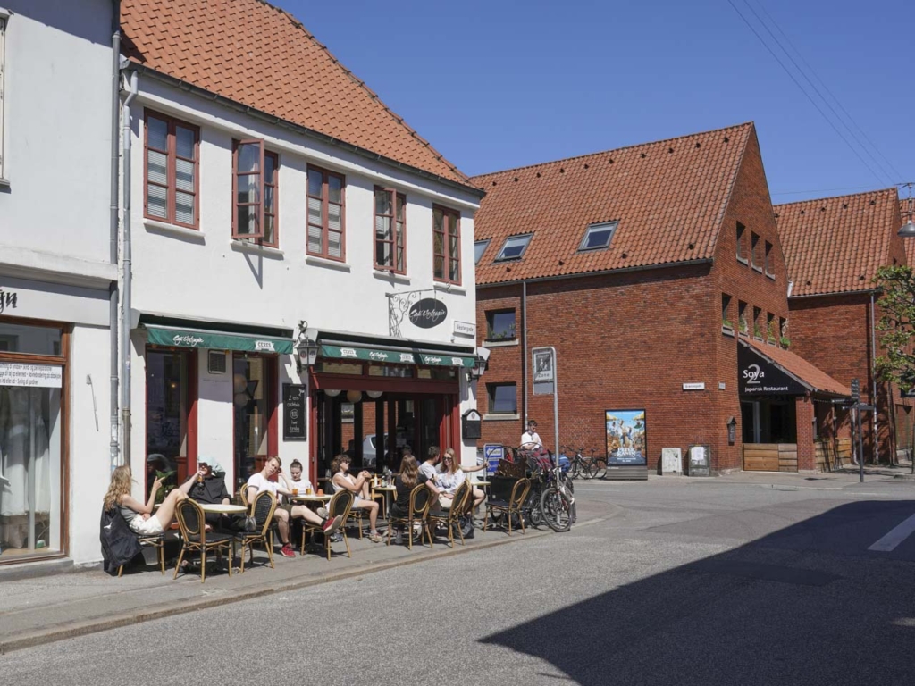 Café Vestergade 42 set udefra p&aring; en solskinsdag