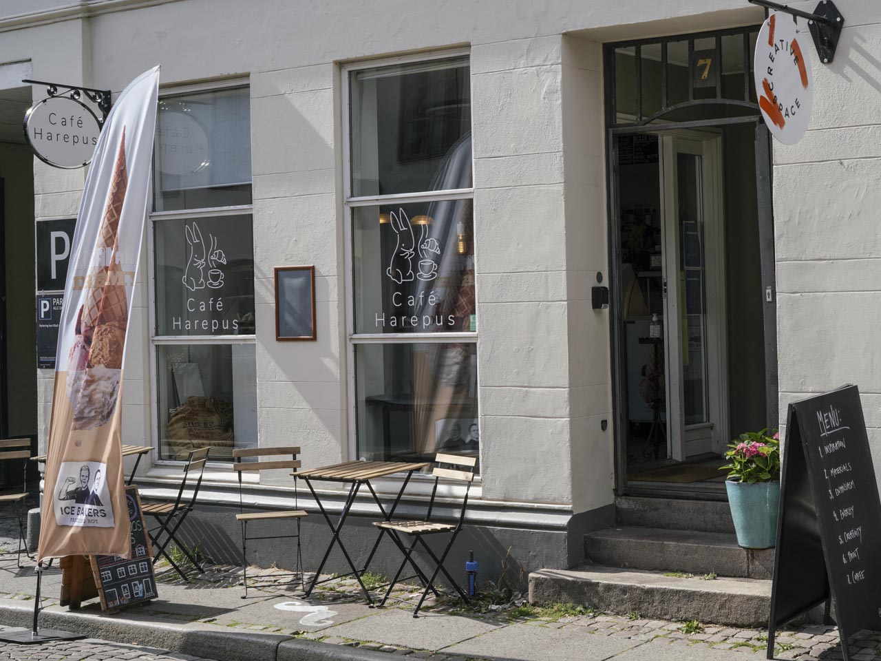 Indgangen til Café Harepus i Latinerkvarteret