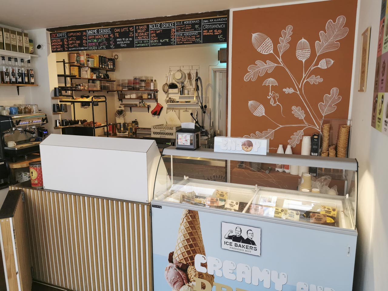 Menutavle og is hos Café Harepus i Latinerkvarteret