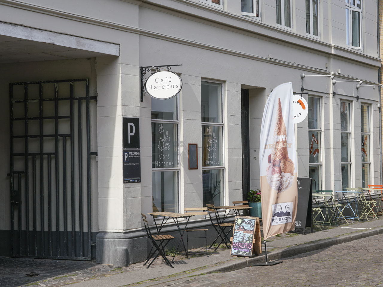Café Harepus set ude fra Studsgade af