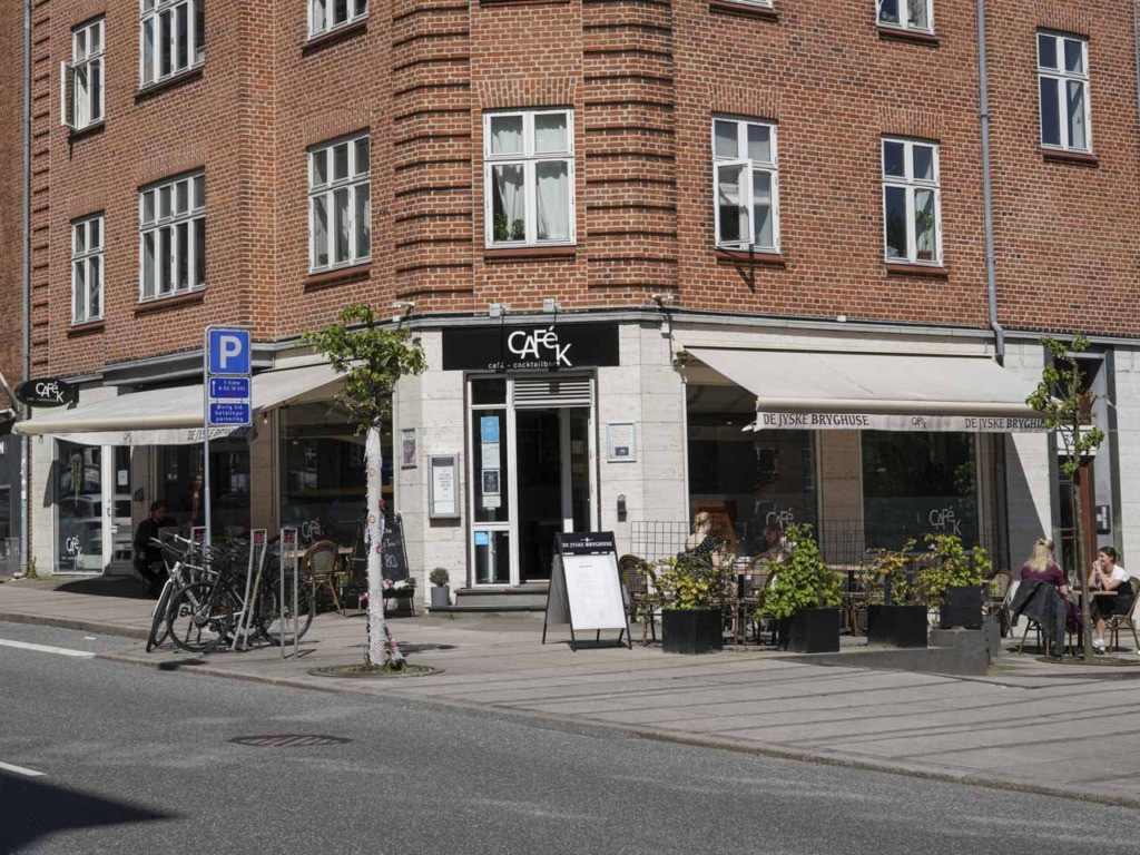 Café K på Trøjborg set udefra gaden af