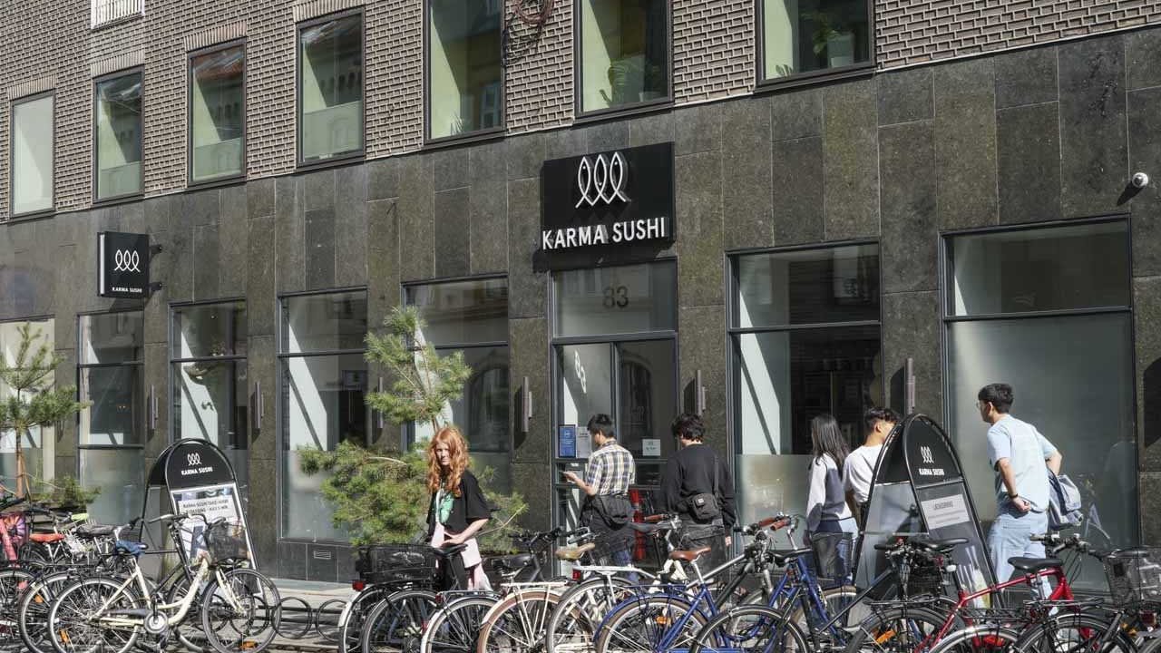 Karma Sushi i Frederiksgade set udefra gade