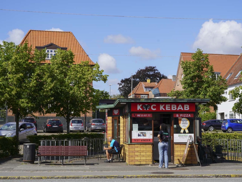 Koc Kebab på Åbyhøj Torv set udefra Silkeeborgvej
