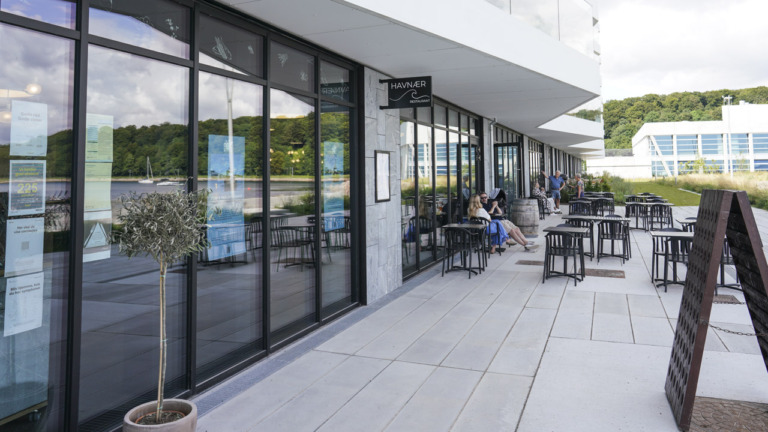 Restaurant Havnær på Aarhus Ø set udefra kajen af