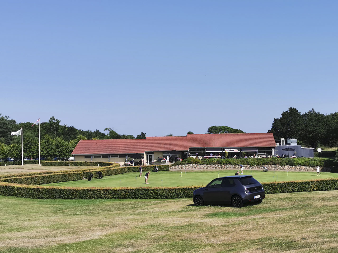 Golfbanen med Restaurant Unico i baggrunden
