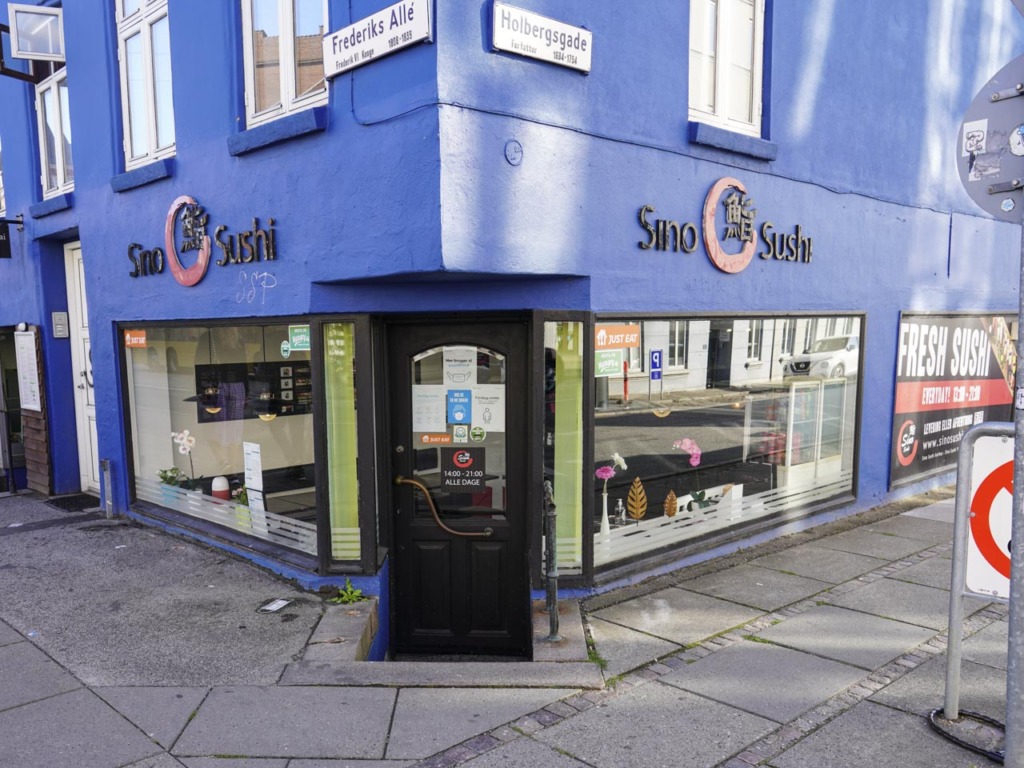 Sino Sushi i Frederiks All&eacute; set fra vejen