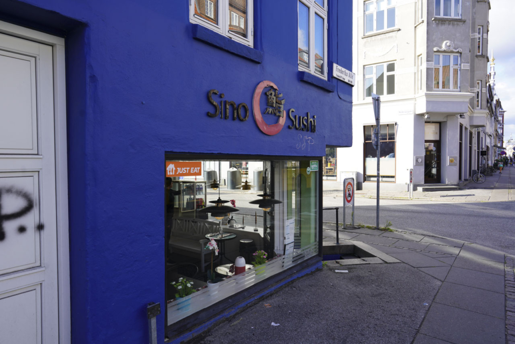 Sino Sushi i Frederiks All&eacute; set udefra