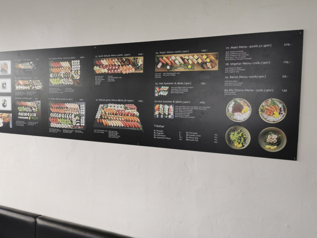 Den meget store menutavle hos Sino Sushi i Frederiks All&eacute;
