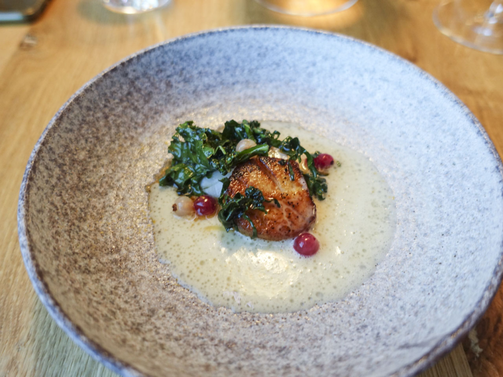 Servering med kammusling hos Substans på Aarhus &Oslash;