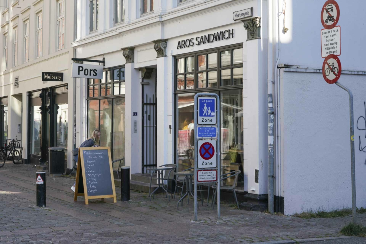 Aros Sandwich i Vestergade set udefra gaden af